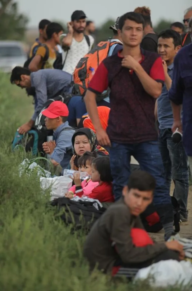 POLICAJCI IH ČEKAJU: Iako je pao mrak, izbjeglice i dalje stižu u kolonama