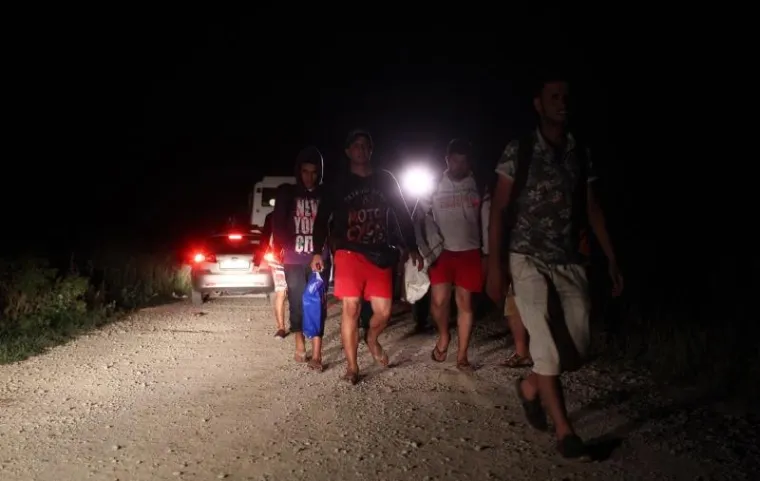 Izbjeglice cijeli dan ilegalno prelaze granicu RH kod Tovarnika. Iako je pao mrak ljudi i dalje po mraku kroz polje ulaze u Hrvatsku. Hrvatska policija čeka ih u polju, te policijskim kombijima prevozi u policijsku postaju Tovarnik.