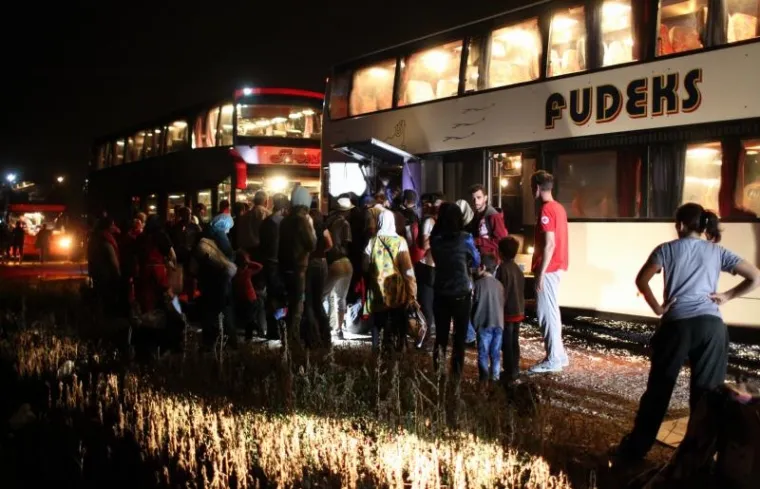 Izbjeglice cijeli dan ilegalno prelaze granicu RH kod Tovarnika. Iako je pao mrak ljudi i dalje po mraku kroz polje ulaze u Hrvatsku. Hrvatska policija čeka ih u polju, te policijskim kombijima prevozi u policijsku postaju Tovarnik.