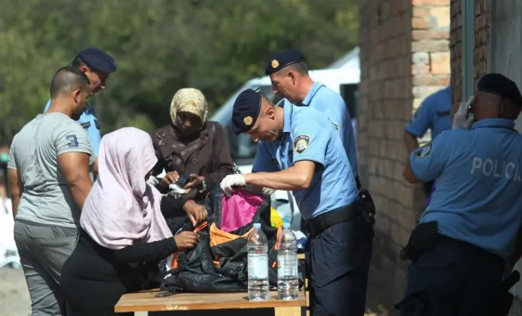 Po dolasku, ljudima se pruza prva pomoc, pregledavaju stvari te ih se evidentira.