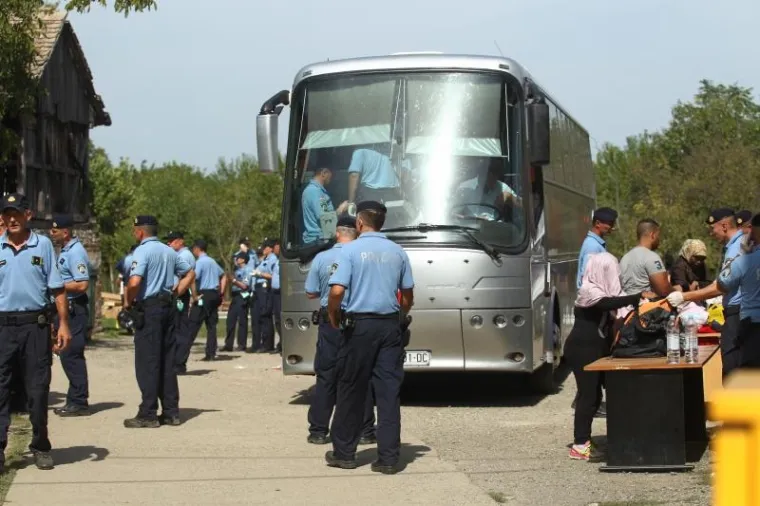 Kad završi postupak registracije, autobusima pod policijskom pratnjom odlaze u prihvatni centar za azilante u Ježevo.