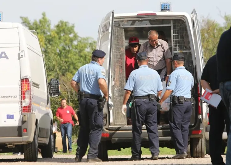 Oko 400 izbjeglica danas je ilegalno ušlo u našu zemlju čime je Hrvatska postala ruta prema zapadnoj Europi nakon što je Mađarska podigla zid na granici sa Srbijom.