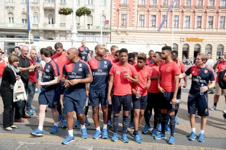 Legendarni francuski nogometa&scaron; Thierry Henry izazvao je pravu ludnicu danas u Zagrebu. Slavni napadač je stigao u metropolu s mladom momčadi Arsenala koja od 16 sati igra protiv Dinama na Hitrecu u juniorskoj Ligi prvaka.
