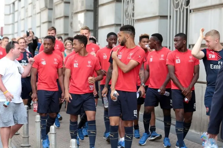 Svako malo, juniori Arsenala morali su stajati zbog njihovog &scaron;efa, koji je prava zvijezda dana u Zagrebu.