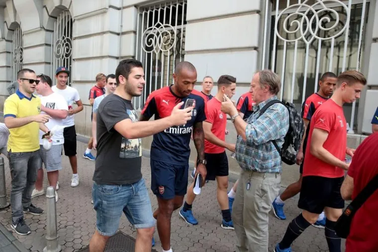 Zagrepčani su prepoznali Thierry Henryja i željeli se slikati s njime.