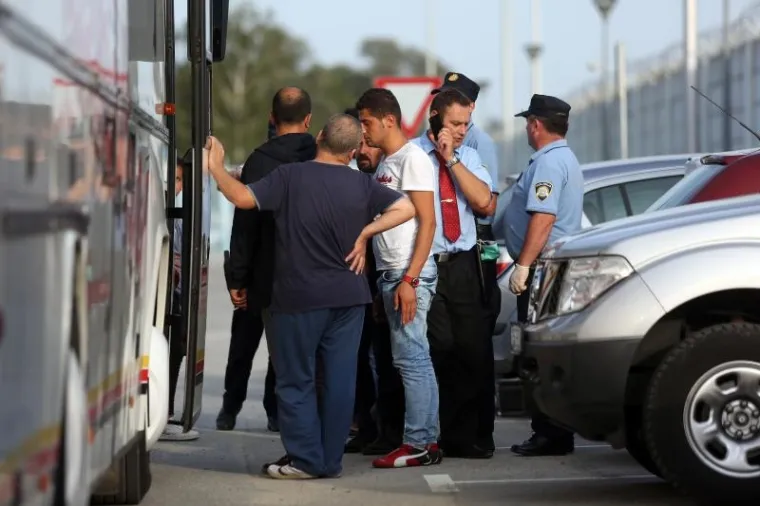 Autobus za autobusom stiže u Ježevo.
