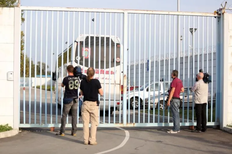 Autobus za autobusom stiže u Ježevo.