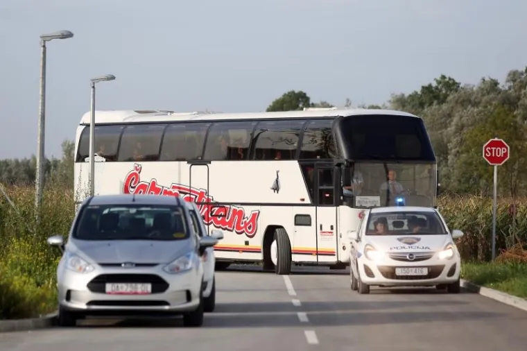 Autobus za autobusom stiže u Ježevo.