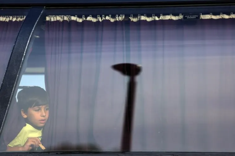 Autobus za autobusom stiže u Ježevo.