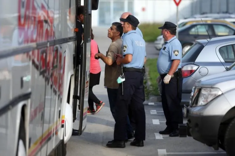 Autobus za autobusom stiže u Ježevo.