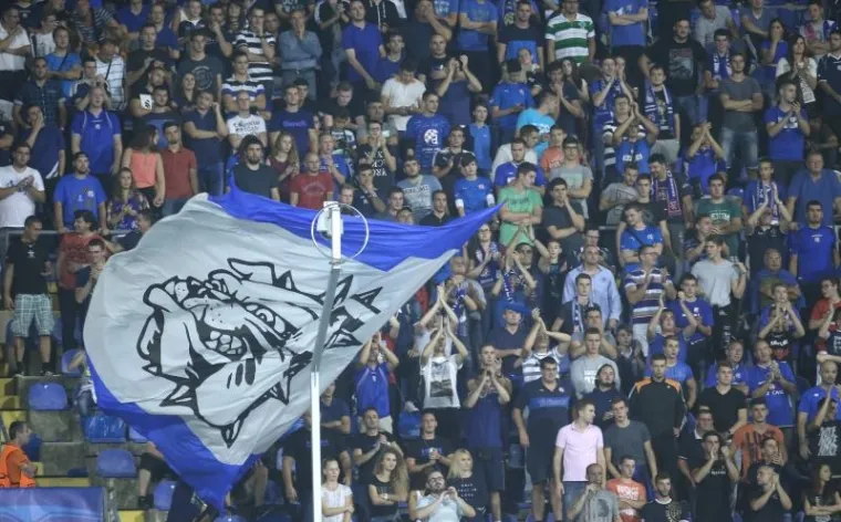 U prvom kolu Lige prvaka nogometa&scaron;i Dinama na svome su Maksimiru pred 17.000 gledatelja senzacionalno pobijedili veliki Arsenal s 2:1.