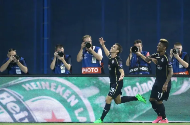 U prvom kolu Lige prvaka nogometa&scaron;i Dinama na svome su Maksimiru pred 17.000 gledatelja senzacionalno pobijedili veliki Arsenal s 2:1.