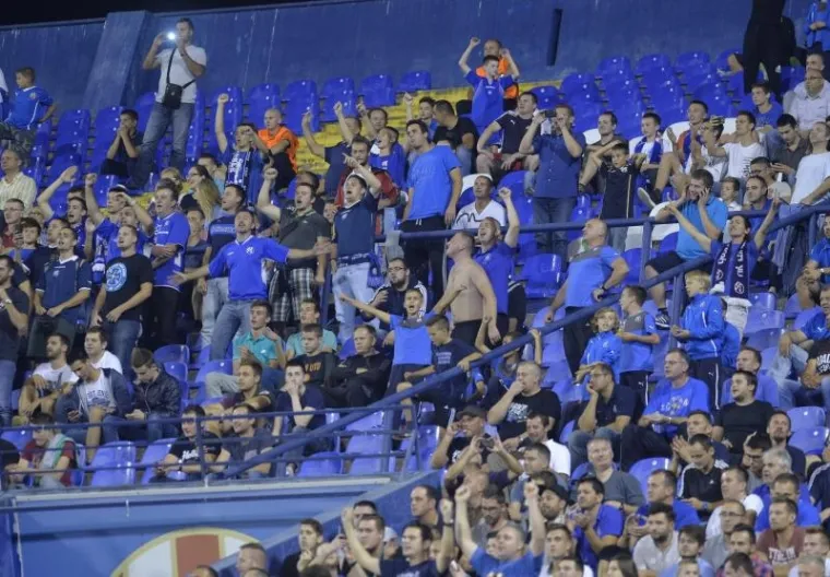 U prvom kolu Lige prvaka nogometa&scaron;i Dinama na svome su Maksimiru pred 17.000 gledatelja senzacionalno pobijedili veliki Arsenal s 2:1.