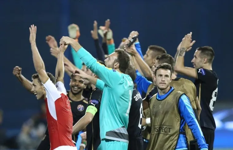 U prvom kolu Lige prvaka nogometa&scaron;i Dinama na svome su Maksimiru pred 17.000 gledatelja senzacionalno pobijedili veliki Arsenal s 2:1.