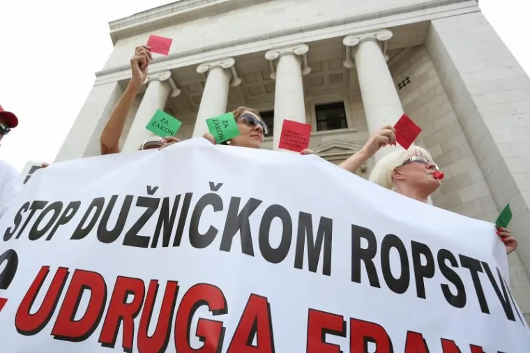 Predstavnici Udruge Franak prosvjedovali su pred Hrvatskom narodnom bankom tražeći ostavku guvernera Borisa Vujčića čije je pona&scaron;anje, kako kažu, neodgovorno prema hrvatskim građanima.