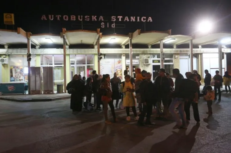 Izbjeglice su autobusima iz Pre&scaron;eva do&scaron;le na autobusni kolodvor &Scaron;id odakle su krenule pje&scaron;ke na Granični prijelaz Tovarnik.