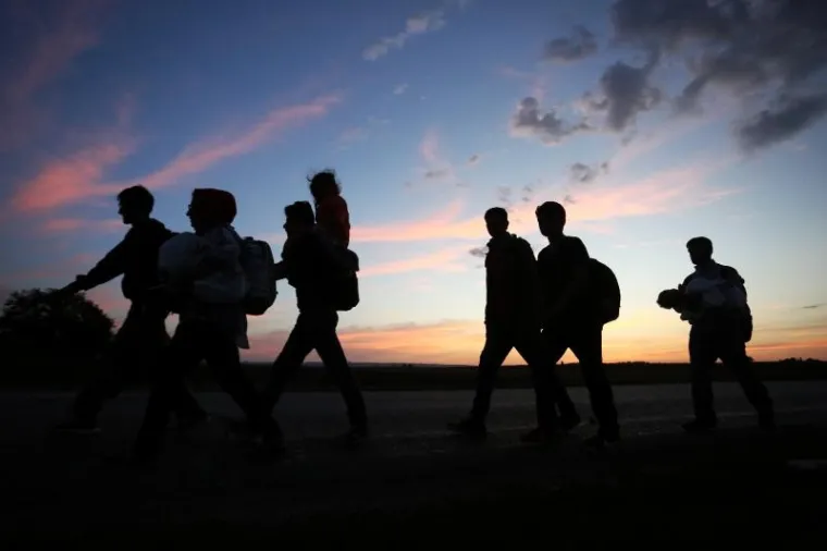 Nakon &scaron;to je Mađarska  jučer zatvorila granice,  dio izbjeglica koje prevoze  iz Pre&scaron;eva preusmjeren je prema granici s Hrvatskom. Tijekom noći stigli su u &Scaron;id.