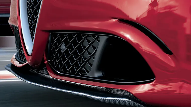 Najveća brzina Giulie je 307 km/h, dok do stotke stigne za 3.9 sekundi. Za usporedbu, M5 do stotke ubrzava za 4.5 sekundi, dok mu je najveća brzina 250 km/h.