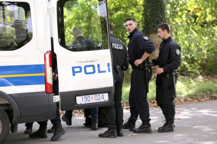 Interventna policija pristigla je kod hotela Porin gdje su smještene izbjeglice.