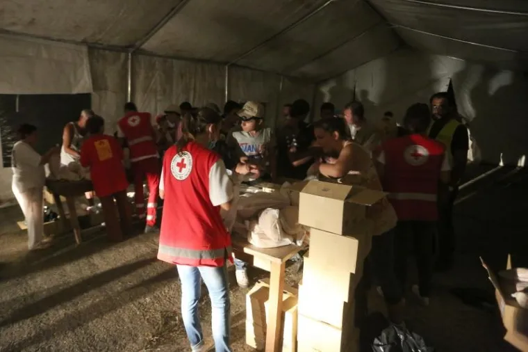 Oko tisuću izbjeglica dovedeno je u Beli Manastir, no nije im rečeno kamo idu, pa su mislili da idu u Zagreb. Crveni križ je za njih pripremio obroke.