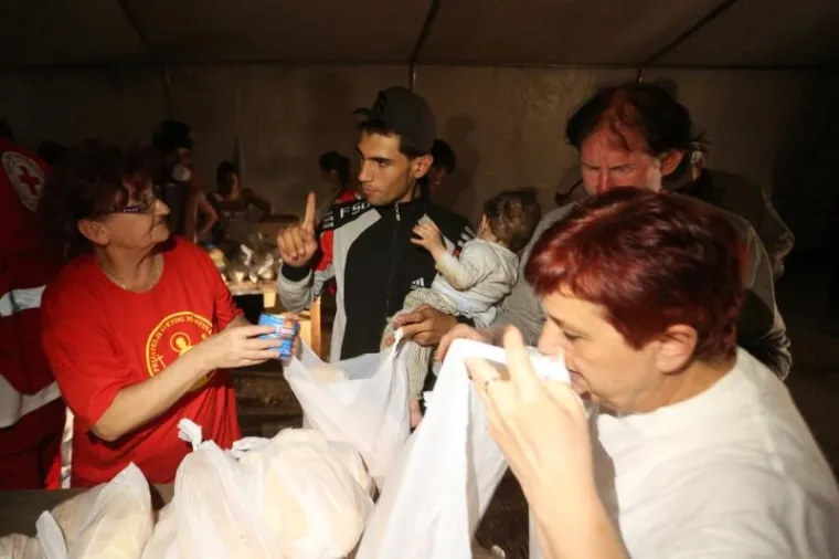 Oko tisuću izbjeglica dovedeno je u Beli Manastir, no nije im rečeno kamo idu, pa su mislili da idu u Zagreb. Crveni križ je za njih pripremio obroke.