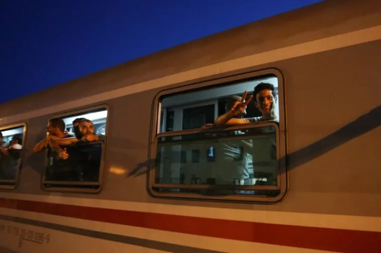 Oko tisuću izbjeglica dovedeno je u Beli Manastir, no nije im rečeno kamo idu, pa su mislili da idu u Zagreb.