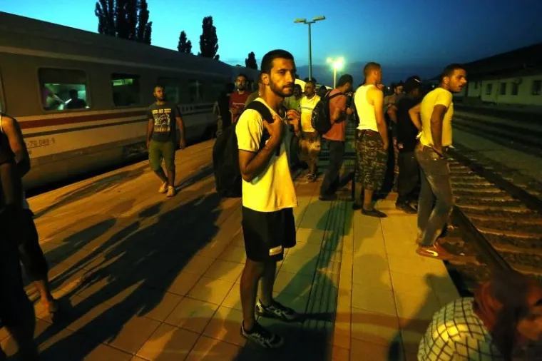 Oko tisuću izbjeglica dovedeno je u Beli Manastir, no nije im rečeno kamo idu, pa su mislili da idu u Zagreb.