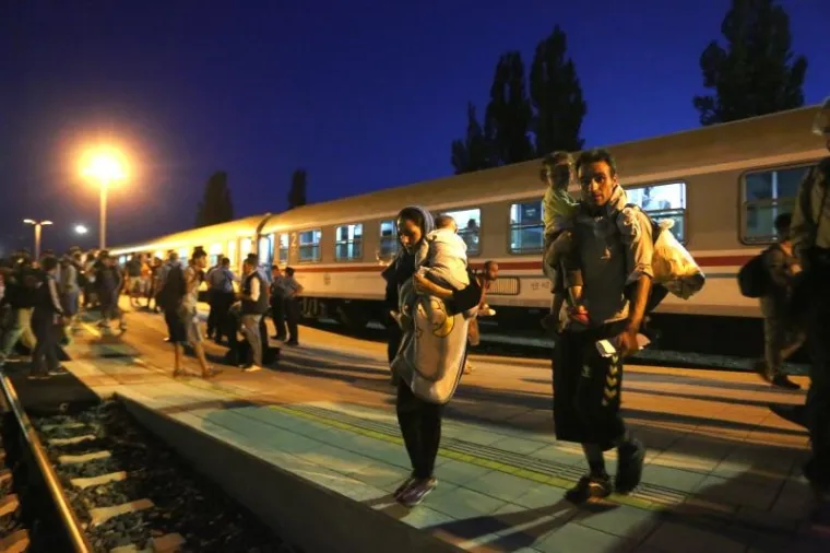 Oko tisuću izbjeglica dovedeno je u Beli Manastir, no nije im rečeno kamo idu, pa su mislili da idu u Zagreb.
