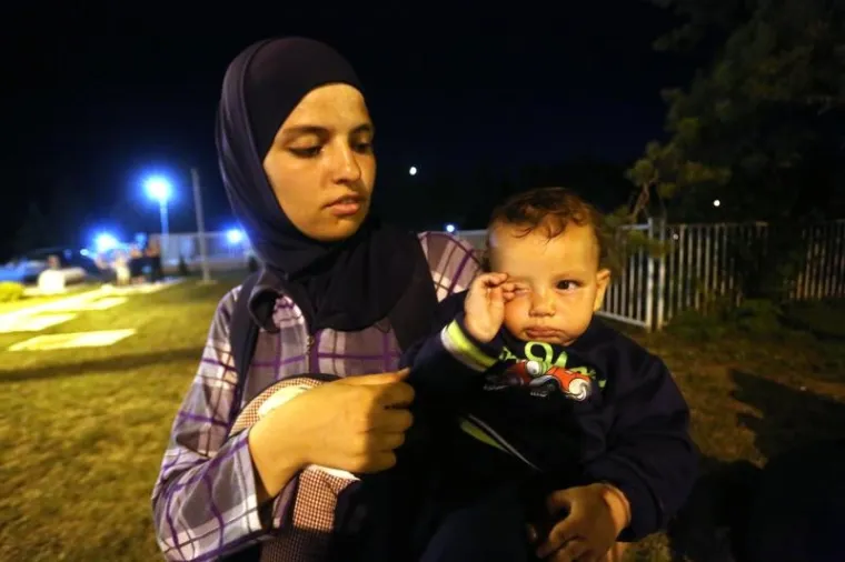 Oko tisuću izbjeglica dovedeno je u Beli Manastir, no nije im rečeno kamo idu, pa su mislili da idu u Zagreb.