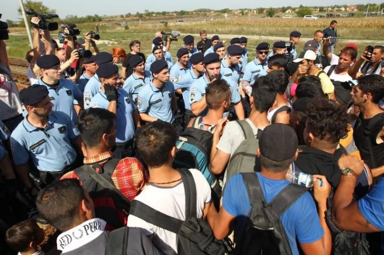 DRAMATIČNO NA GRANICI: Izbjeglica puno, mjesta malo