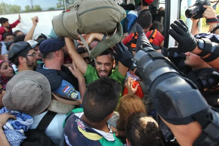 DRAMATIČNO NA GRANICI: Izbjeglica puno, mjesta malo