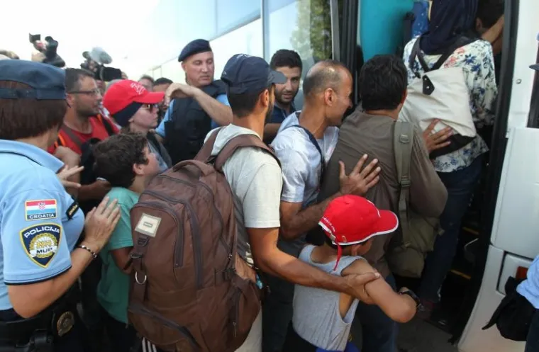 DRAMATIČNO NA GRANICI: Izbjeglica puno, mjesta malo