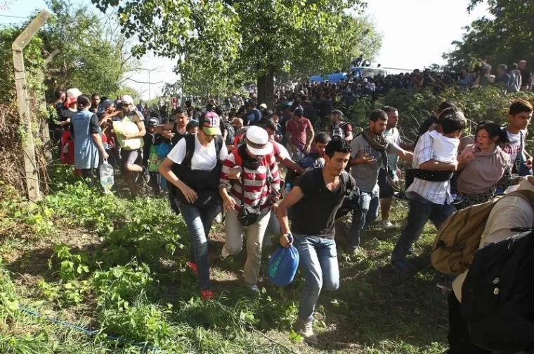 Izbjeglice probijaju policijski obruč kod željezničkog kolodvora u Tovarniku.