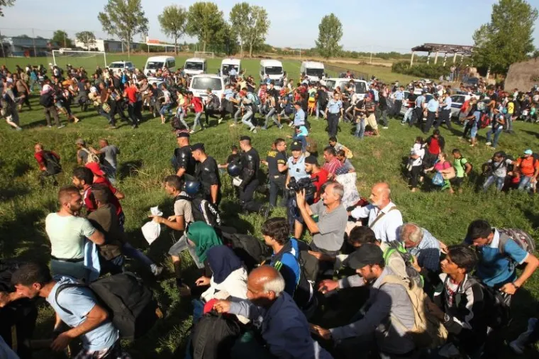 DRAMATIČNO NA GRANICI: Izbjeglica puno, mjesta malo