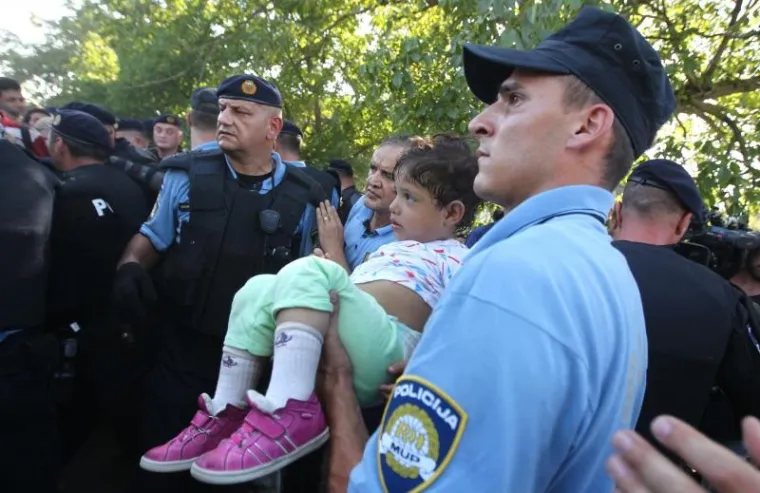DRAMATIČNO NA GRANICI: Izbjeglica puno, mjesta malo