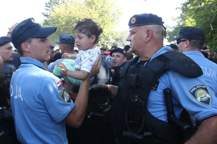 DRAMATIČNO NA GRANICI: Izbjeglica puno, mjesta malo