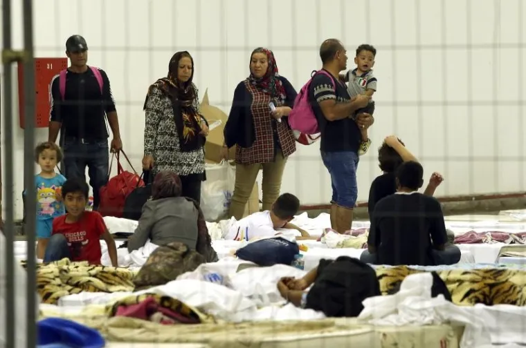 Prve izbjeglice i imigrante pristigle su na noćenje u paviljone 1 i 2 Zagrebačkog velesajma, gdje je moguće zbrinuti 1500 do 2000 osoba. Dočekale su ih ekipe Crvenog križa i civilne za&scaron;tite.