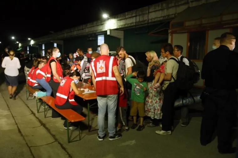 Prve izbjeglice i imigrante pristigle su na noćenje u paviljone 1 i 2 Zagrebačkog velesajma, gdje je moguće zbrinuti 1500 do 2000 osoba. Dočekale su ih ekipe Crvenog križa i civilne za&scaron;tite.