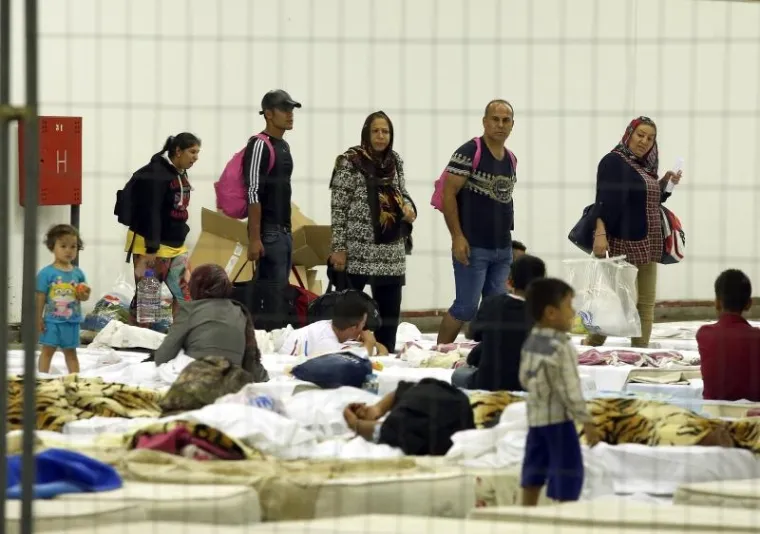 Prve izbjeglice i imigrante pristigle su na noćenje u paviljone 1 i 2 Zagrebačkog velesajma, gdje je moguće zbrinuti 1500 do 2000 osoba. Dočekale su ih ekipe Crvenog križa i civilne za&scaron;tite.