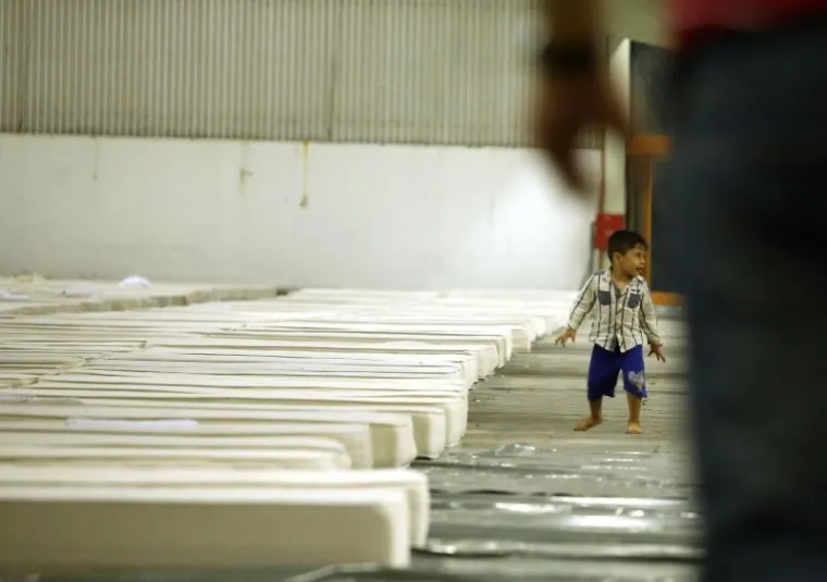 Prve izbjeglice i imigrante pristigle su na noćenje u paviljone 1 i 2 Zagrebačkog velesajma, gdje je moguće zbrinuti 1500 do 2000 osoba. Dočekale su ih ekipe Crvenog križa i civilne za&scaron;tite.