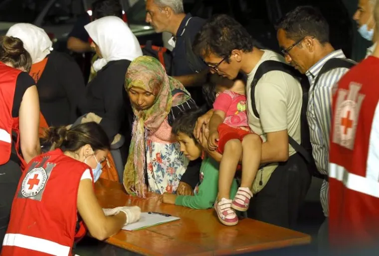 Prve izbjeglice i imigrante pristigle su na noćenje u paviljone 1 i 2 Zagrebačkog velesajma, gdje je moguće zbrinuti 1500 do 2000 osoba. Dočekale su ih ekipe Crvenog križa i civilne za&scaron;tite.