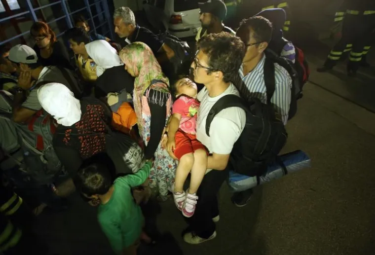 Prve izbjeglice i imigrante pristigle su na noćenje u paviljone 1 i 2 Zagrebačkog velesajma, gdje je moguće zbrinuti 1500 do 2000 osoba. Dočekale su ih ekipe Crvenog križa i civilne za&scaron;tite.