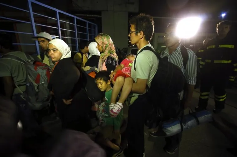 Prve izbjeglice i imigrante pristigle su na noćenje u paviljone 1 i 2 Zagrebačkog velesajma, gdje je moguće zbrinuti 1500 do 2000 osoba. Dočekale su ih ekipe Crvenog križa i civilne za&scaron;tite.