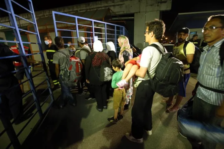 Prve izbjeglice i imigrante pristigle su na noćenje u paviljone 1 i 2 Zagrebačkog velesajma, gdje je moguće zbrinuti 1500 do 2000 osoba. Dočekale su ih ekipe Crvenog križa i civilne za&scaron;tite.