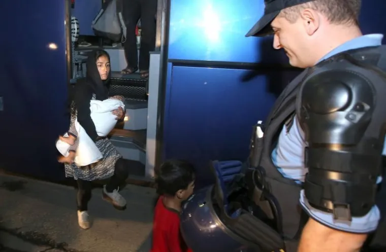 Prve izbjeglice i imigrante pristigle su na noćenje u paviljone 1 i 2 Zagrebačkog velesajma, gdje je moguće zbrinuti 1500 do 2000 osoba. Dočekale su ih ekipe Crvenog križa i civilne za&scaron;tite.