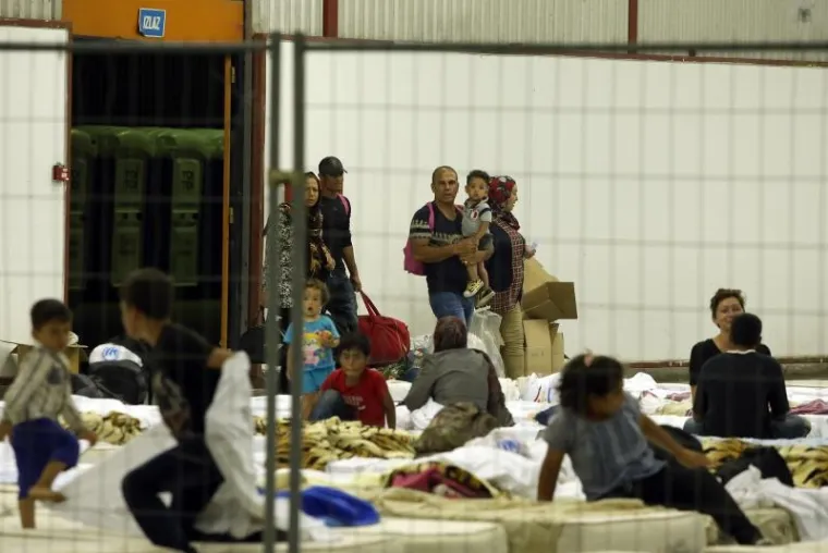 Prve izbjeglice i imigrante pristigle su na noćenje u paviljone 1 i 2 Zagrebačkog velesajma, gdje je moguće zbrinuti 1500 do 2000 osoba. Dočekale su ih ekipe Crvenog križa i civilne za&scaron;tite.