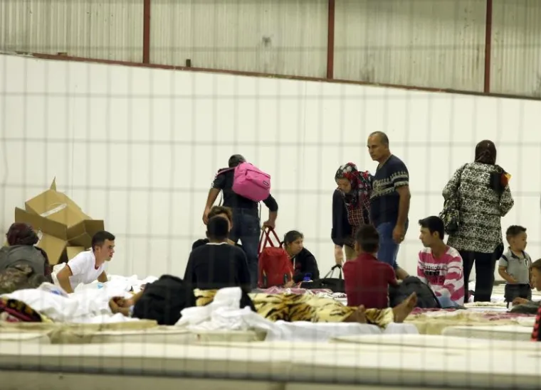 Prve izbjeglice i imigrante pristigle su na noćenje u paviljone 1 i 2 Zagrebačkog velesajma, gdje je moguće zbrinuti 1500 do 2000 osoba. Dočekale su ih ekipe Crvenog križa i civilne za&scaron;tite.