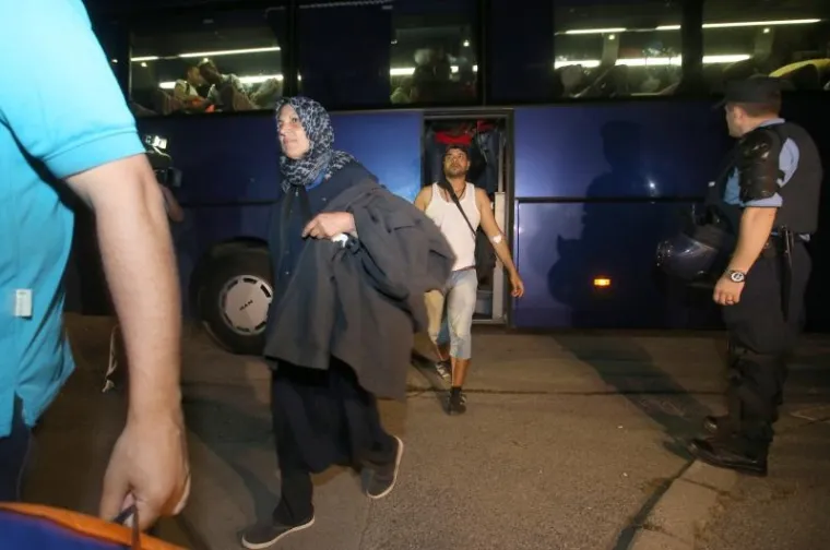 Prve izbjeglice i imigrante pristigle su na noćenje u paviljone 1 i 2 Zagrebačkog velesajma, gdje je moguće zbrinuti 1500 do 2000 osoba. Dočekale su ih ekipe Crvenog križa i civilne za&scaron;tite.