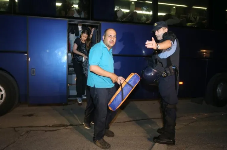 Prve izbjeglice i imigrante pristigle su na noćenje u paviljone 1 i 2 Zagrebačkog velesajma, gdje je moguće zbrinuti 1500 do 2000 osoba. Dočekale su ih ekipe Crvenog križa i civilne za&scaron;tite.