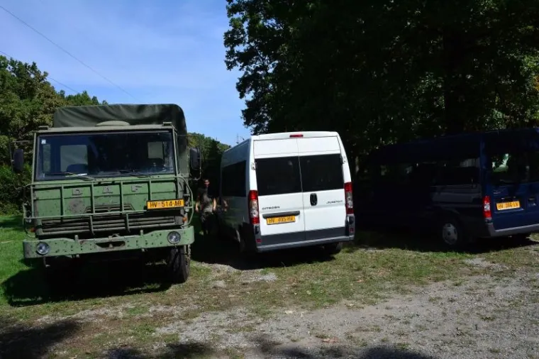 Na prostoru Lovačkog doma Kunjevci, južno od Vinkovaca, vojska je podigla šatore Glavnog stožera za koordinaciju prihvata izbjeglica. U blizini mjesta Kunjevci svojedobno se nalazilo prognaničko naselje Blace koje je danas prilično zapušteno i devastirano. Vinkovacka Elektra postavljala je elektro stupove i osposobljavala trafostanicu.